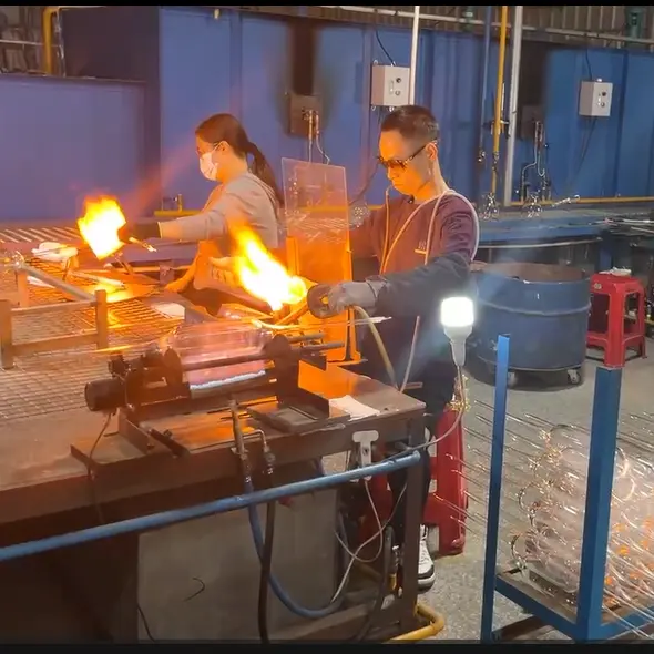 उडाएको गिलास बत्तीको कला: कसरी कडा प्रकाश शिल्पहरू अद्वितीय इनडोर समाधानहरू